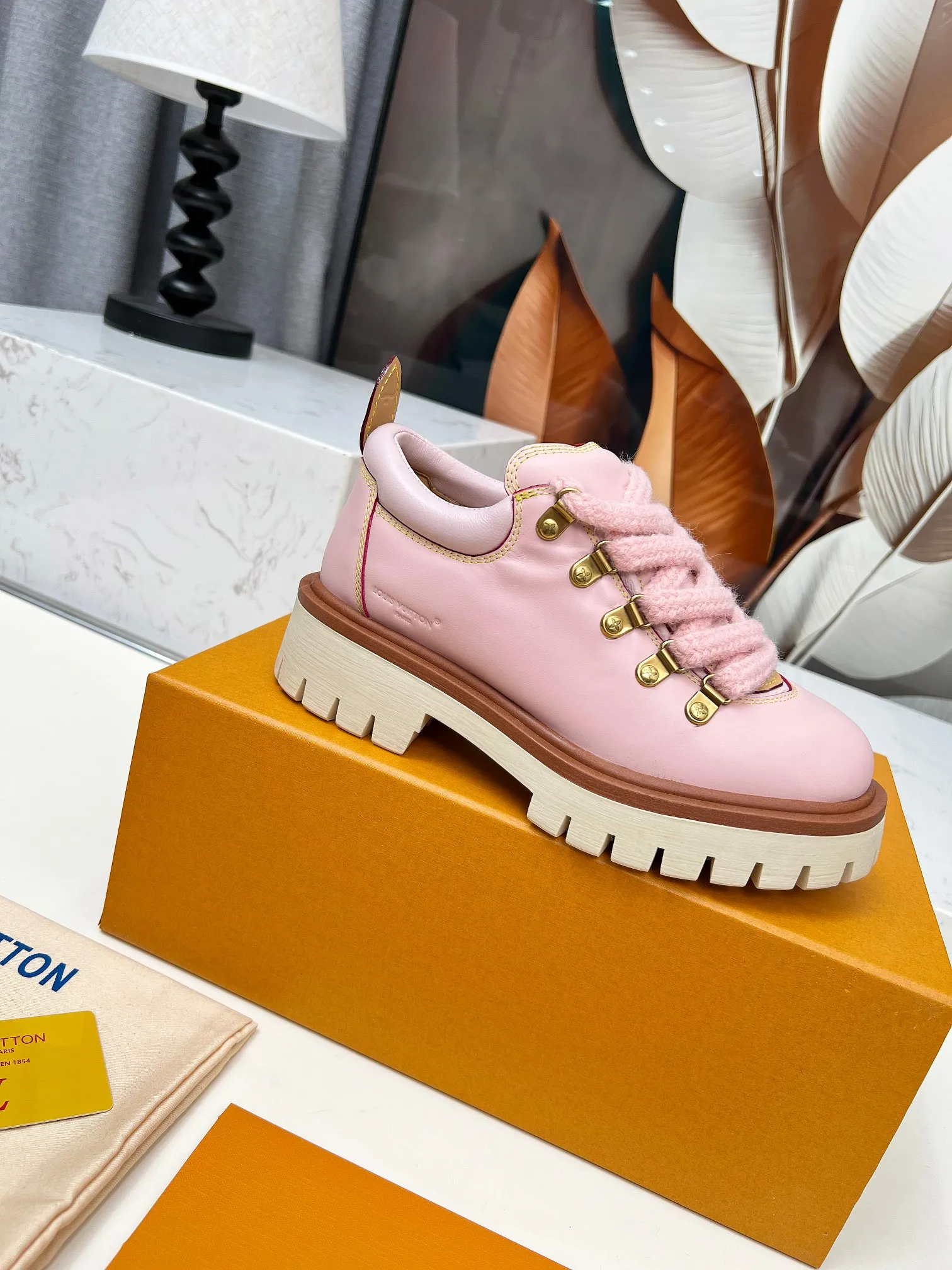 p660💰"Couple Style" LV Louis Vuitton's 2025 autumn and winter new style, developed one-to-one from the original version, retro fashionable, handsome and cool mountaineering derby shoes are now available.  Material: Imported first-layer cowhide Lining: Imported lambskin Outsole: Original molded TR non-slip outsole Sole height: 3.5cm Shoe size: Same style for men and women 35-45